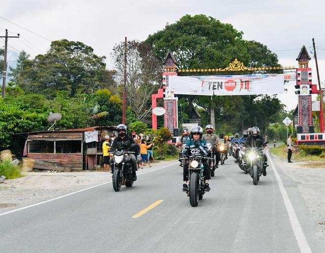 Jokowi Resmikan Infrastruktur Jalan Danau Toba Naik Motor