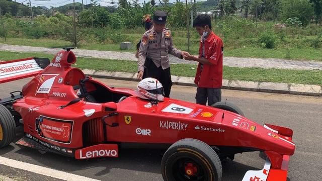 Mobil F1 Rakitan Warga Lokal Mejeng di Kawasan Sirkuit Mandalika