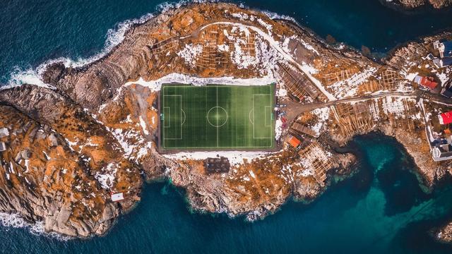 Lapangan Sepak Bola Misterius di Sebuah Pulau Paling Terpencil di Dunia