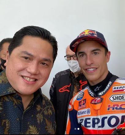 Berfoto dengan Pembalap MotoGP, Erick Thohir Akui Salah Kostum