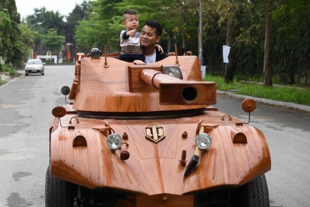 Ubah Mobil Van Menjadi Tank Kayu