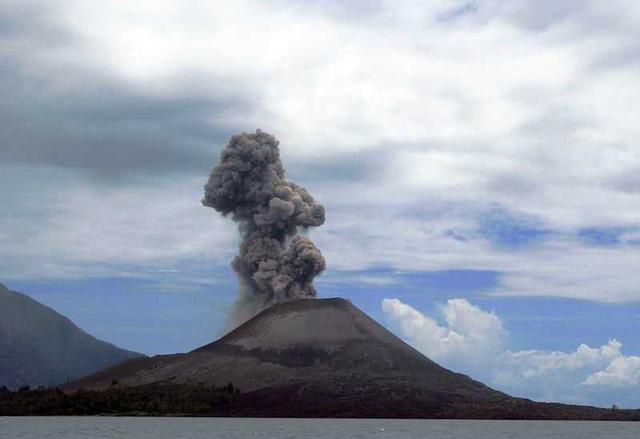 Kisah Mbah Asri Jaga Makam Korban Erupsi Krakatau 1883