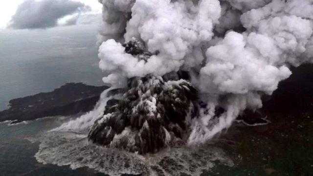 Gunung Anak Krakatau Meletus, Nelayan dan Wisatawan Dilarang Mendekat!