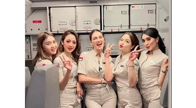 6 Potret Aksi Luna Maya Nyamar Jadi Pramugari Super Air Jet