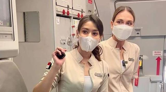 6 Potret Aksi Luna Maya Nyamar Jadi Pramugari Super Air Jet