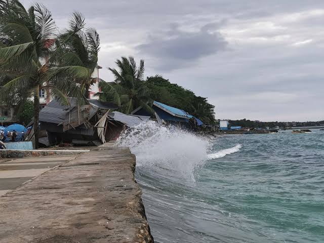 BMKG :Gelombang Tinggi hingga Enam Meter Bakal Terjadi di Perairan Jateng dan Bali