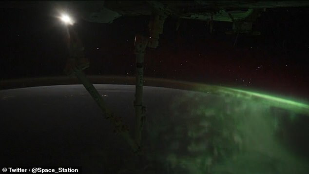 Astronot NASA ini Membagikan Foto Aurora dari Atas Langit Samudera Hindia