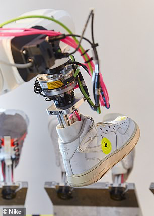 Nike Mulai Memperkerjakan Robot Pembersih dan Pemoles Sepatu