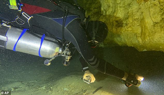 Penyelam Gua ini Menemukan Kerangka Manusia dari Zaman Es Purba