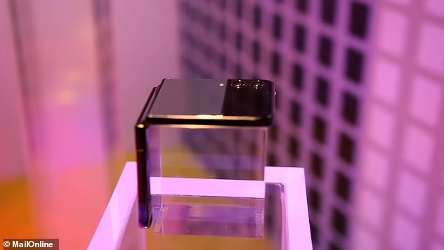 Youtuber ini Memodifikasi Apple iPhone dengan Layar yang Bisa di Tekuk