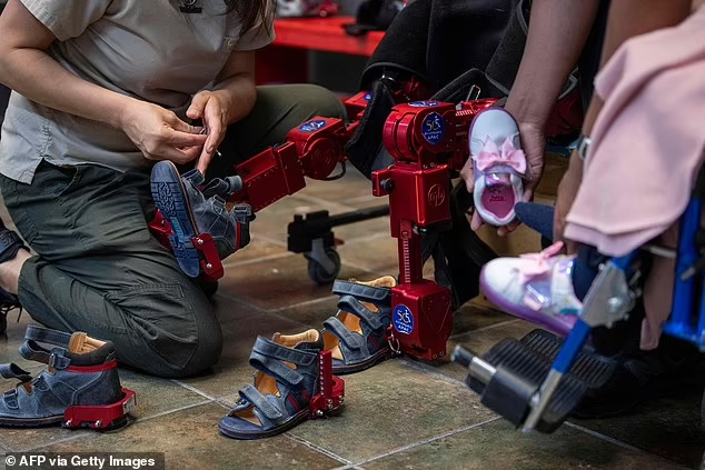 Anak dengan Kondisi Cerebral Palsy ini Bisa Berjalan Berkat Robot Exoskeleton