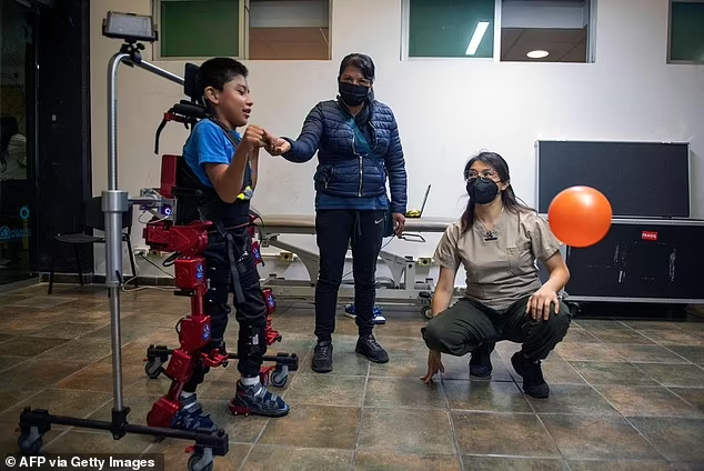 Anak dengan Kondisi Cerebral Palsy ini Bisa Berjalan Berkat Robot Exoskeleton