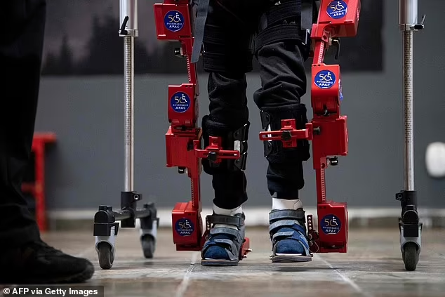 Anak dengan Kondisi Cerebral Palsy ini Bisa Berjalan Berkat Robot Exoskeleton