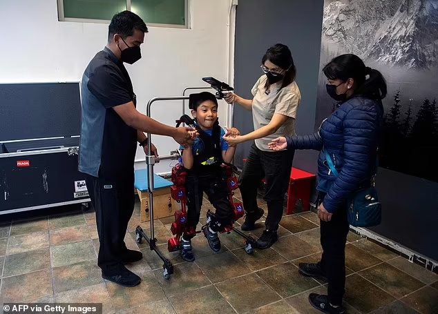 Anak dengan Kondisi Cerebral Palsy ini Bisa Berjalan Berkat Robot Exoskeleton